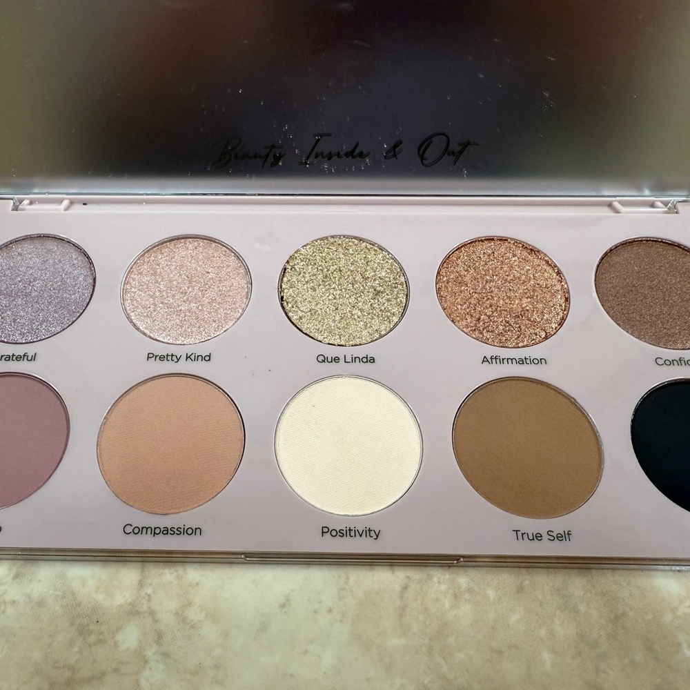 Dominique Essential Palette - Picture 6 of 7